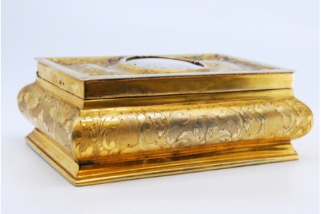 Guarda joias em prata dourada com motivos vegetalistas gravados envolvendo cartela com cena galante em esmalte na tampa basculante.